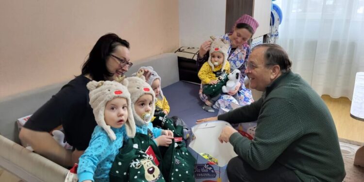 Gheorghe Flutur, cu daruri, la o familie cu cvadrupleți din Sfîntu Ilie, care în martie vor împlini 2 ani