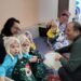 Gheorghe Flutur, cu daruri, la o familie cu cvadrupleți din Sfîntu Ilie, care în martie vor împlini 2 ani