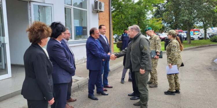 Coada la tiruri la Vama Siret, întinsă pe 20 de kilometri. Gheorghe Flutur, întîlnire de urgență cu guvernatorul Cernăuților, luni, la ora 12.00