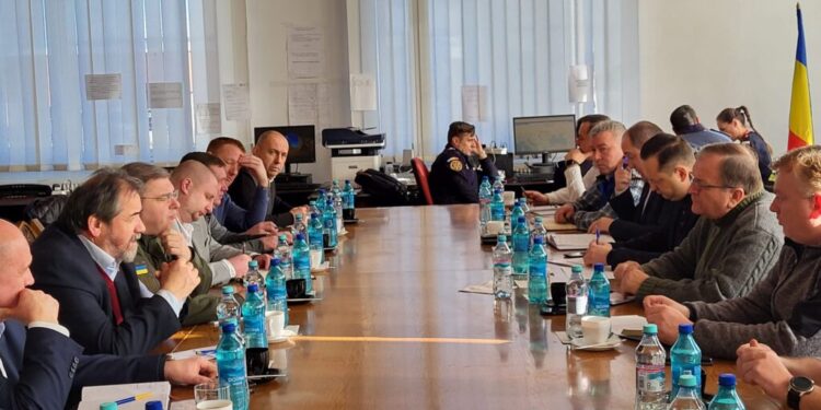 Coada de tiruri de la Vama Siret, din cauza întreruperilor de curent electric de la ucraineni. Ucrainenii promit că se vor dota cu baterii pentru scanere și vor mări schema de personal