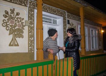 Larisa Blanari, directoarea Casei de Sănătate, cu daruri la Băișești. Informația a fost făcută publică de primarul de la Cornu Luncii, Gheorghe Fron