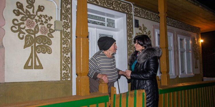 Larisa Blanari, directoarea Casei de Sănătate, cu daruri la Băișești. Informația a fost făcută publică de primarul de la Cornu Luncii, Gheorghe Fron