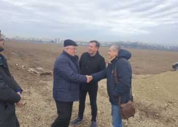 Pregătiri pentru începerea construcției sălii polivalente. ”Constructorul a montat deja containerele și stîlpii de iluminat, a îngrădit cu gard obiectivul, instalează camere de supraveghere și asigură paza”