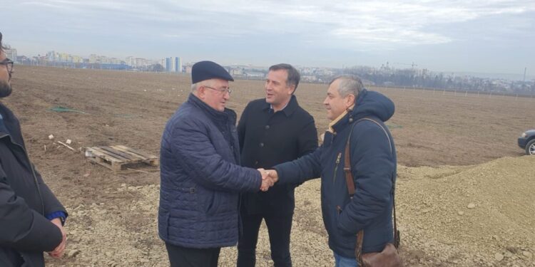 Pregătiri pentru începerea construcției sălii polivalente. ”Constructorul a montat deja containerele și stîlpii de iluminat, a îngrădit cu gard obiectivul, instalează camere de supraveghere și asigură paza”