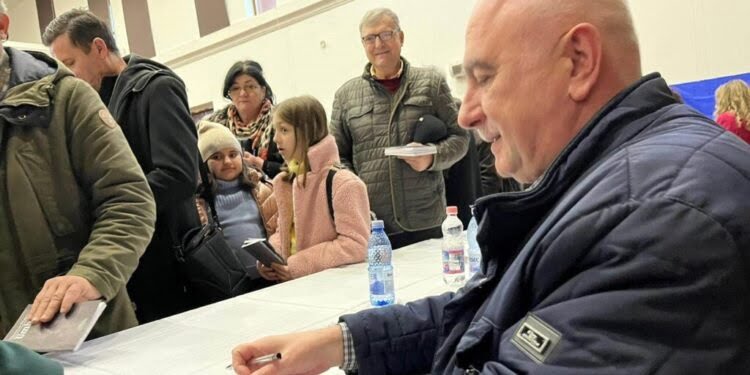 Rude, prieteni, profesori, elevi și fețe bisericești, la Putna, la dubla lansare de carte a lui Neculai Roșca (Foto)