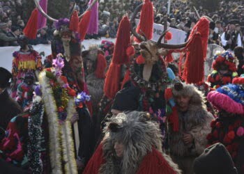 Mii de oameni în centrul Sucevei, pentru a urmări spectacolul oferit de ”urșii”, ”caprele”, ”răzeșii” și ”haiducii” veniți din tot județul (Foto)