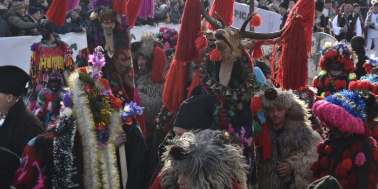 Mii de oameni în centrul Sucevei, pentru a urmări spectacolul oferit de ”urșii”, ”caprele”, ”răzeșii” și ”haiducii” veniți din tot județul (Foto)