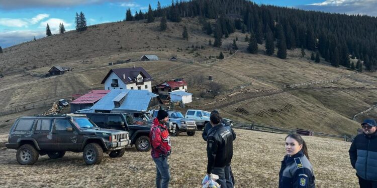 Masa Rotundă 4 Suceava, Clubul 41 nr. 6 Suceava, Asociația „Club Sportiv Bucovina Off-Road” și Poliția de Frontieră, cu pachete făcute în România și în Danemarca, la copii din zona Izvoarele Sucevei – Brodina (Foto)