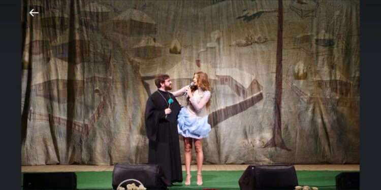 Arhiepiscopia Sucevei, concert caritabil cu fustă scurtă și cu muzică de urcat pe mese