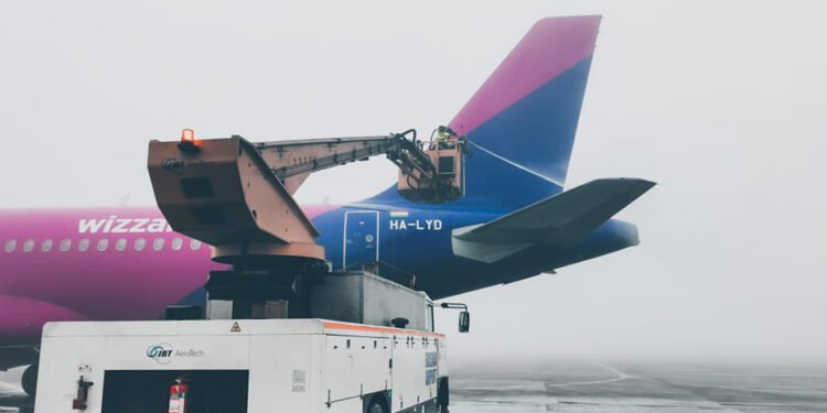 Stratul de zăpadă pe aeroportul Suceava este subțire, activitatea se desfășoară normal