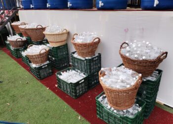 Sticle de jumătate cu agheasmă mare, aduse cu cărucioarele și coșărcile în curtea Mănăstirii ”Sf. Ioan”, oferite credincioșilor, după Sfînta Liturghie săvărșită de Înaltul Calinic (Foto)