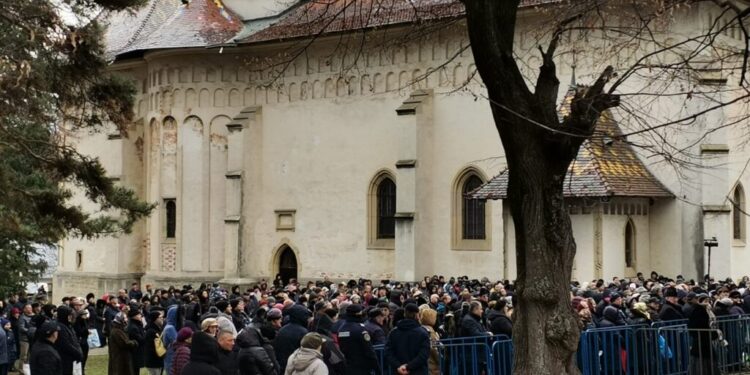 Sticle de jumătate cu agheasmă mare, aduse cu cărucioarele și coșărcile în curtea Mănăstirii ”Sf. Ioan”, oferite credincioșilor, după Sfînta Liturghie săvărșită de Înaltul Calinic (Foto)