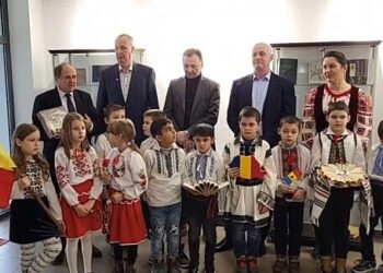 Spectacol susținut de copii îmbrăcați în costume populare, la deschiderea unei biblioteci la Centrul Multifuncțional ”Arta” din cartierul Ițcani