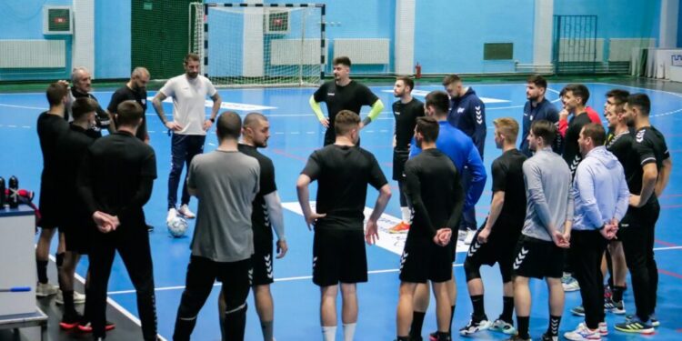 Profesorul Petru Ghervan: La banii care se cîștigă în handbal, sper să-i convingem pe handbaliștii suceveni să își facă asigurări mai serioase, pentru a le acoperi cheltuielile legate de problemele de sănătate