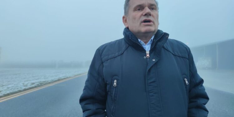 A patra zi de blocaj pe Aeroportul Suceava, din cauza ceții.  Directorul Ioan Măriuța: ROMATSA are în programul de investiții pe 2023 modernizarea sistemului care aduce avioanele la aterizare pe vizibilitate scăzută. Curățenia este monitorizată, însă cu 2.000 de pasageri pe zi operațiunea este greoaie