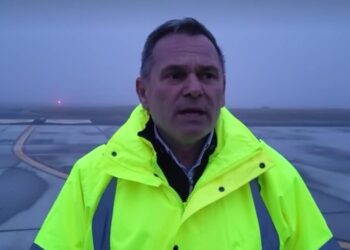 A șasea zi de ceață, la Suceava. Vizibilitatea s-a îmbunătățit, totuși, și de pe aeroport au decolat 7 avioane. De luni, 16 ianuarie, se anunță o vreme mai bună, iar aeroportul speră că va reveni la activitatea normală