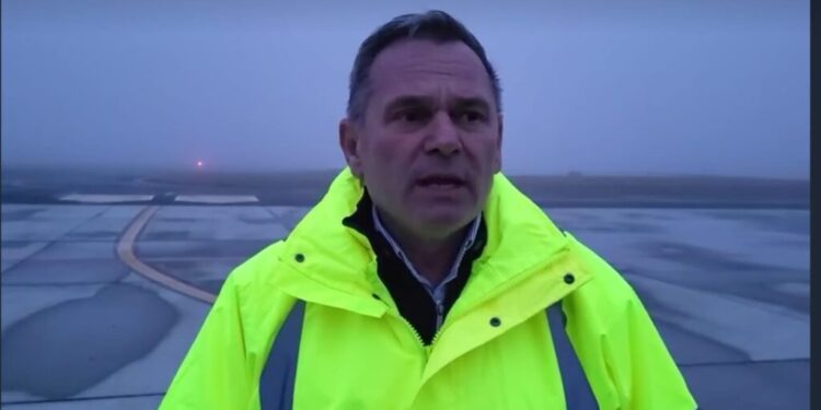 A șasea zi de ceață, la Suceava. Vizibilitatea s-a îmbunătățit, totuși, și de pe aeroport au decolat 7 avioane. De luni, 16 ianuarie, se anunță o vreme mai bună, iar aeroportul speră că va reveni la activitatea normală