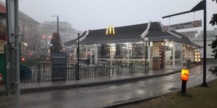 Discuții privind o posibilă mutare a McDrive-ului din centrul Sucevei, unde noaptea se formează cozi de mașini, în parcarea Iulius Mall