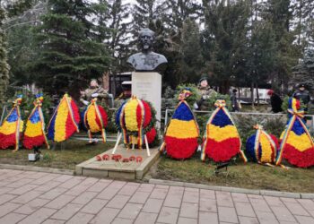 Oficialități, preoți și militari mulți, la evenimentul din centrul Sucevei dedicat Unirii Principatelor, public puțin (Foto)