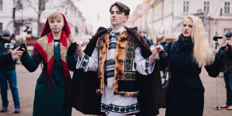 Ziua Unirii Principatelor, la Rădăuți, cu depuneri de coroane de flori și Hora Unirii pe muzica interpretată de Orchestra Casei Municipale de Cultură