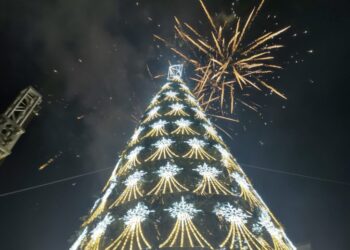 În Noaptea de Anul Nou s-a demonstrat că Sucevei i-a rămas centrul mic. Mii de suceveni au participat la concerte și la spectacolul de artificii (Foto)