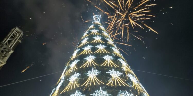 În Noaptea de Anul Nou s-a demonstrat că Sucevei i-a rămas centrul mic. Mii de suceveni au participat la concerte și la spectacolul de artificii (Foto)