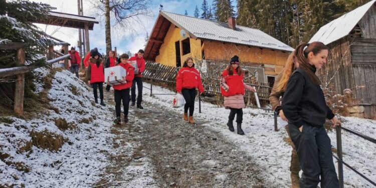 Campania umanitară ”Nu mîncăm doar de Crăciun și de Paște”, în zona Dornelor
