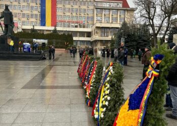 Delegație din Suceava, depuneri de coroane de flori la statuia lui Ștefan cel Mare de la Vaslui, la 548 de ani de la bătălia de la Podul Înalt