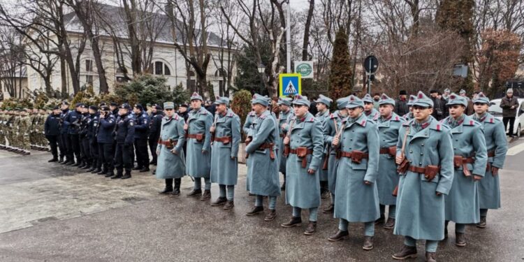 Oficialități, preoți și militari mulți, la evenimentul din centrul Sucevei dedicat Unirii Principatelor, public puțin (Foto)