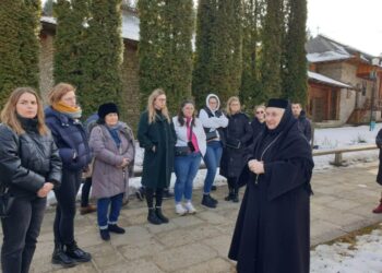 La Mănăstirea Voroneț, maica stareță Gabriela le-a vorbit unor masteranzi din Franța despre semnificaţia picturilor care au făcut lăcaşul de cult celebru în întreaga lume