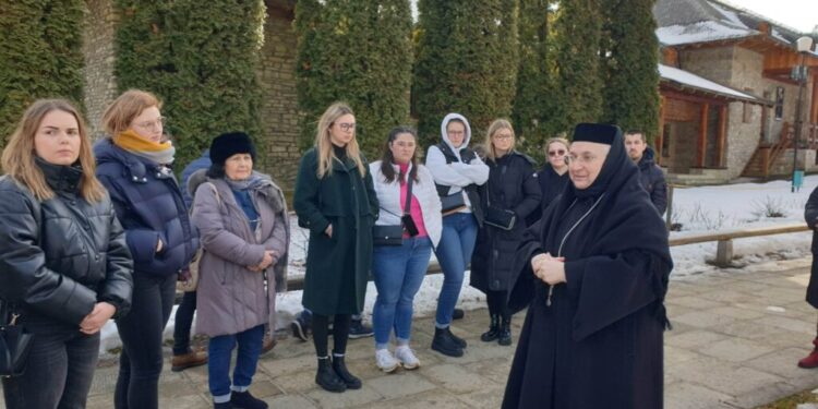 La Mănăstirea Voroneț, maica stareță Gabriela le-a vorbit unor masteranzi din Franța despre semnificaţia picturilor care au făcut lăcaşul de cult celebru în întreaga lume