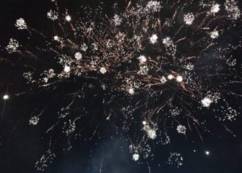 Focuri de artificii, sute de lanterne ale telefoanelor mobile în funcțiune și Thunderstruck de la AC/DC, la finalul spectacolului organizat în centrul Sucevei, la 635 de ani de la atestarea documentară a orașului (Foto)