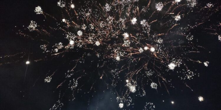 Focuri de artificii, sute de lanterne ale telefoanelor mobile în funcțiune și Thunderstruck de la AC/DC, la finalul spectacolului organizat în centrul Sucevei, la 635 de ani de la atestarea documentară a orașului (Foto)