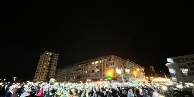 Focuri de artificii, sute de lanterne ale telefoanelor mobile în funcțiune și Thunderstruck de la AC/DC, la finalul spectacolului organizat în centrul Sucevei, la 635 de ani de la atestarea documentară a orașului (Foto)