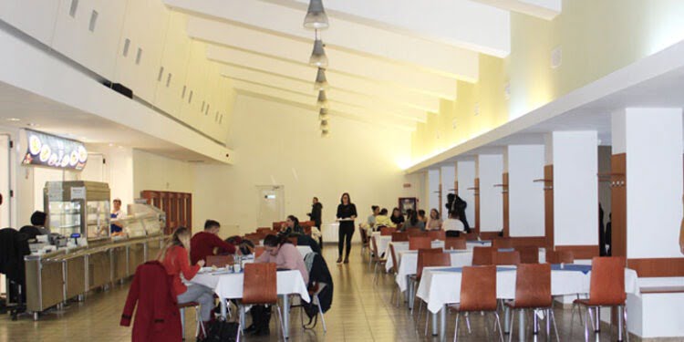 La cantina-restaurant a universității sucevene mănîncă zilnic 1.000 – 1.200 de studenți și cadre didactice. Se fac calculele în așa fel încît toată mîncarea care se prepară să fie consumată, pentru a nu se face risipă