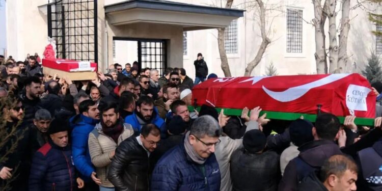 Trei imagini de la înmormîntarea lui Cemal Cutahya, fostul handbalist al CSU Suceava, mort în cutremurele din Turcia