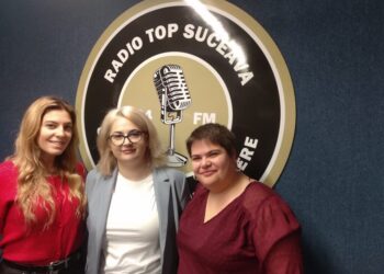 Două masterande din Franța, aflate în practică pedagogică la Suceava: Ne place foarte mult în România și ne plac școlile unde facem practică. Nu ne așteptam să ne simțim atît de bine încît să ne dorim să rămînem