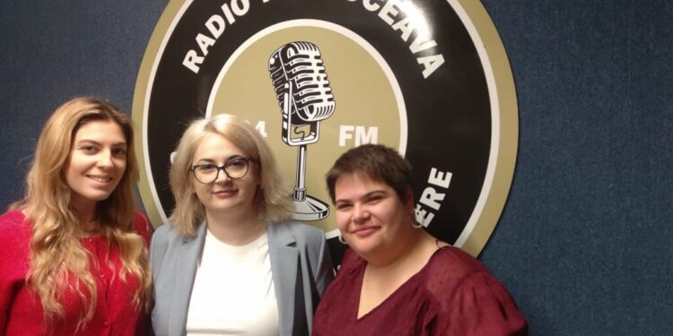 Două masterande din Franța, aflate în practică pedagogică la Suceava: Ne place foarte mult în România și ne plac școlile unde facem practică. Nu ne așteptam să ne simțim atît de bine încît să ne dorim să rămînem