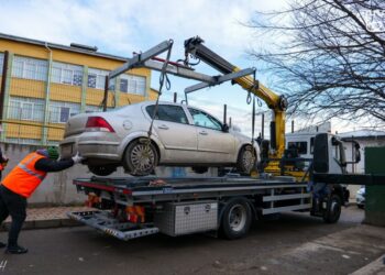 Autoturism care bloca accesul mașinii de luat gunoiul, ridicat de Poliția Locală Suceava. Proprietarul a fost amendat cu 600 de lei (Foto)
