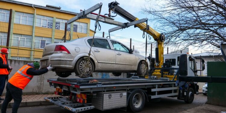 Autoturism care bloca accesul mașinii de luat gunoiul, ridicat de Poliția Locală Suceava. Proprietarul a fost amendat cu 600 de lei (Foto)