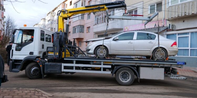 Autoturism care bloca accesul mașinii de luat gunoiul, ridicat de Poliția Locală Suceava. Proprietarul a fost amendat cu 600 de lei (Foto)