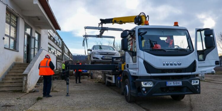 Autoturism care bloca accesul mașinii de luat gunoiul, ridicat de Poliția Locală Suceava. Proprietarul a fost amendat cu 600 de lei (Foto)