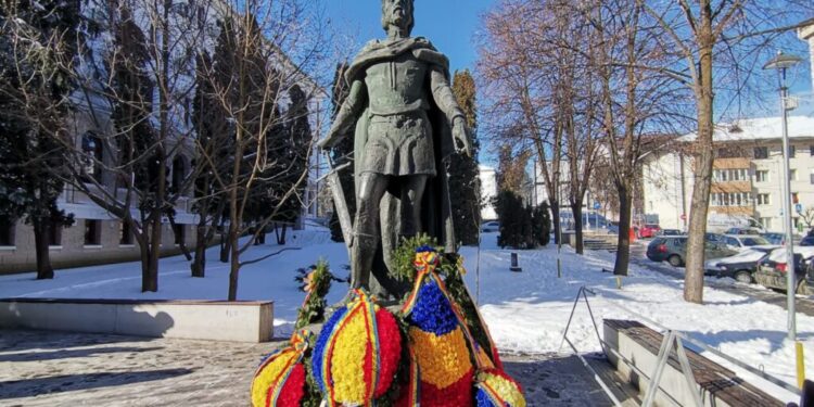 Coroane de flori depuse la bustul lui Petru Mușat, la 635 de ani de la atestarea documentară a Cetății de Scaun și a Sucevei