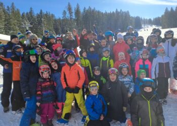 Pîrtia de schi de la Cîmpulung Moldovenesc, plină de copii. Majoritatea sînt din județul Neamț, aceștia aflîndu-se în vacanța de o săptămînă