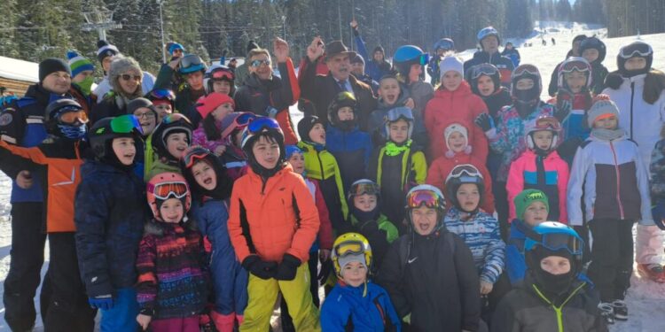 Pîrtia de schi de la Cîmpulung Moldovenesc, plină de copii. Majoritatea sînt din județul Neamț, aceștia aflîndu-se în vacanța de o săptămînă
