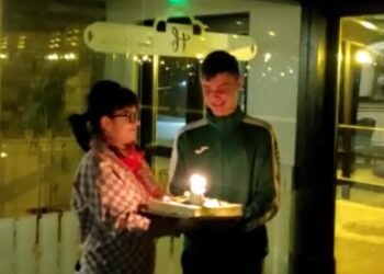 Fotbalistul Forestei Suceava Ștefan Petraru și-a sărbătorit ziua de naștere în  cantonament. Acesta a împlinit doar 16 ani. Mama lui a adus în cantonamentul echipei un tort