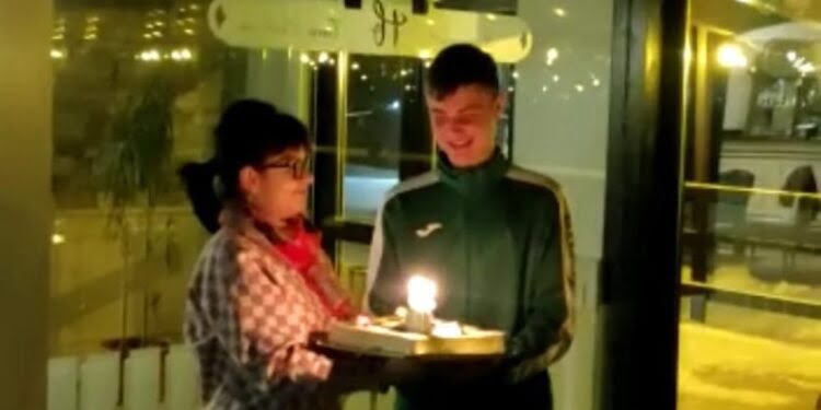 Fotbalistul Forestei Suceava Ștefan Petraru și-a sărbătorit ziua de naștere în  cantonament. Acesta a împlinit doar 16 ani. Mama lui a adus în cantonamentul echipei un tort