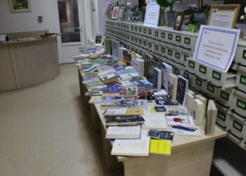 De Ziua Lecturii, carte cu autograful preotului Constantin Necula, oferită de o elevă de la Colegiul Național ”Mihai Eminescu” directoarei Bibliotecii USV, Sanda-Maria Ardeleanu