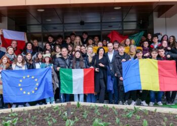 Elevi din Polonia, Portugalia, Italia și Grecia, în vizită la Primăria Suceava. Viceprimarul Harșovschi le-a spus oaspeților că Suceava are transport public electric 100%