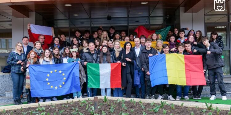 Elevi din Polonia, Portugalia, Italia și Grecia, în vizită la Primăria Suceava. Viceprimarul Harșovschi le-a spus oaspeților că Suceava are transport public electric 100%